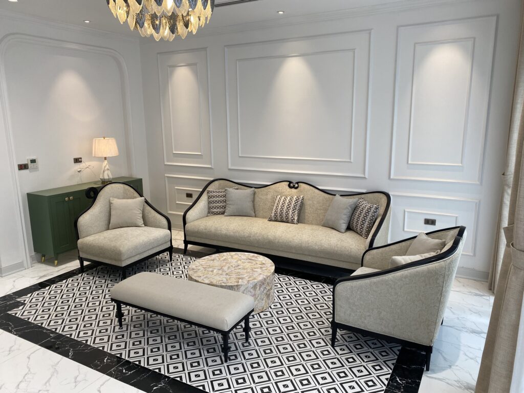 Bộ sofa Daphne tân cổ điển khung đen bọc vải sáng trong phòng khách nhà phố