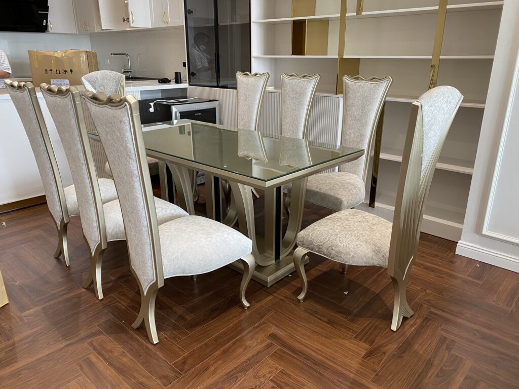 Bộ bàn ăn Daphne tông vàng kim 8 ghế trong căn hộ Royal City