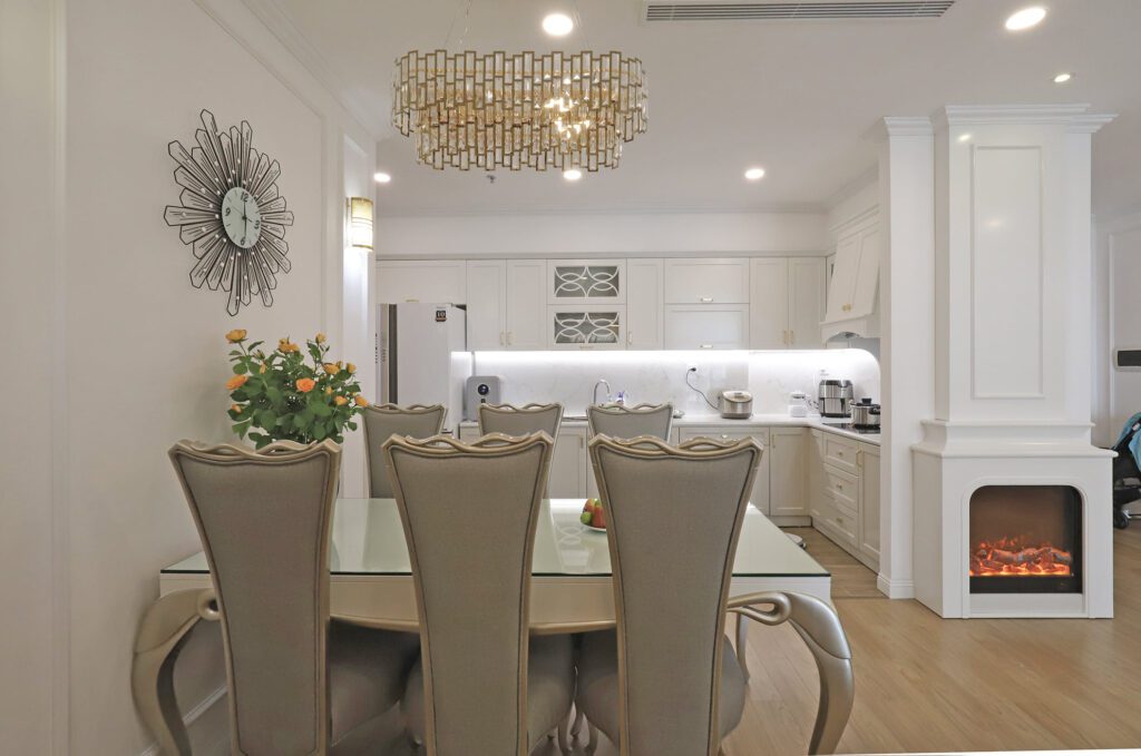 Bàn ăn Daphne tân cổ điển trong căn hộ, ghế lưng cao tông champagne