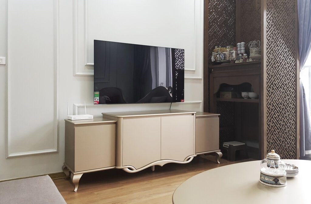 Kệ tivi Daphne tân cổ điển tông sáng chân ánh kim, TV treo tường trong phòng khách chung cư