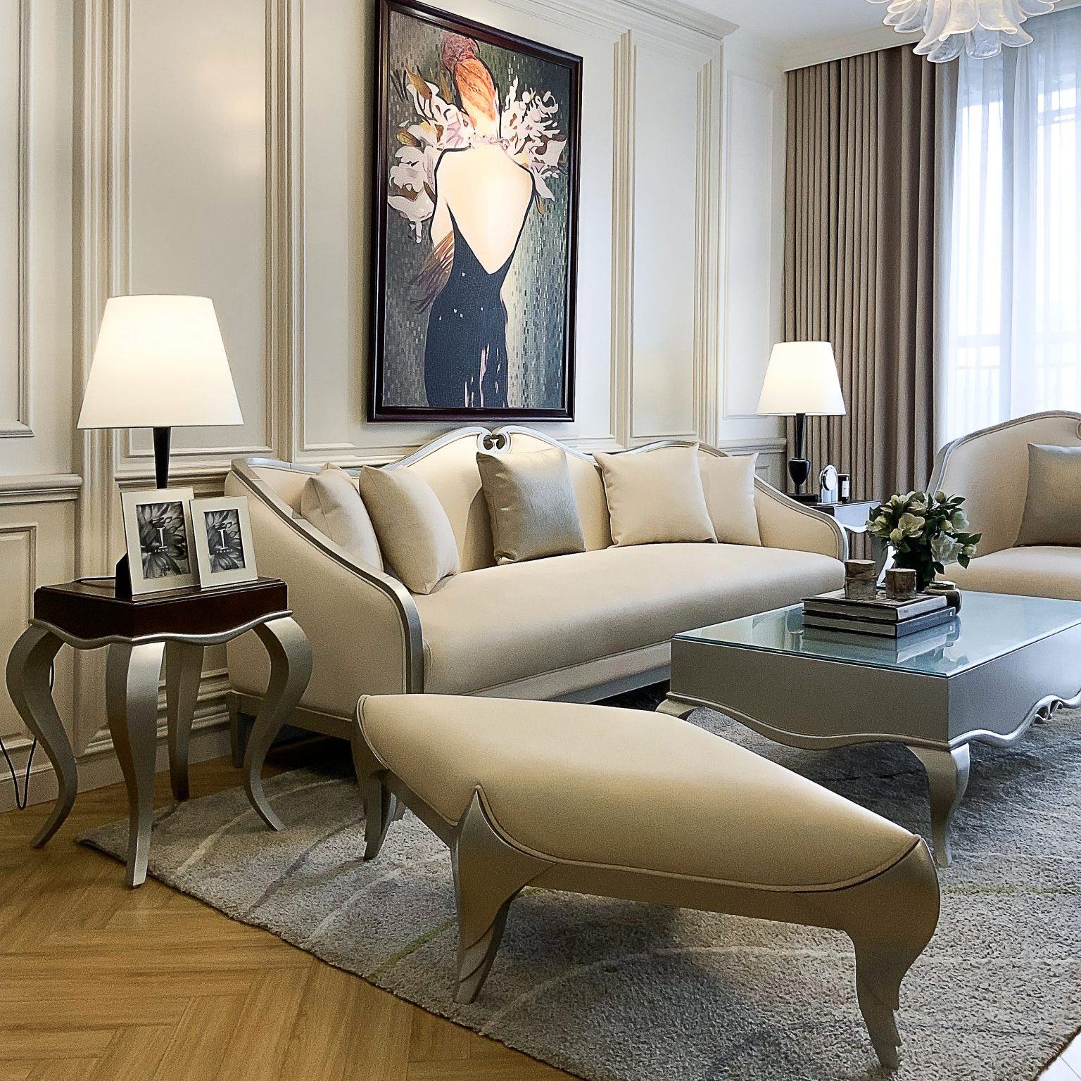 Với thiết kế nội thất phòng khách chung cư hiện đại, bạn sẽ được tận hưởng không gian sống tiện nghi và sang trọng. Nội thất được thiết kế tối ưu hóa không gian, phối màu hài hòa, mang lại cảm giác thoải mái và dễ chịu. Hãy để tinh thần bạn gởi gắm trong không gian sống tuyệt vời này.