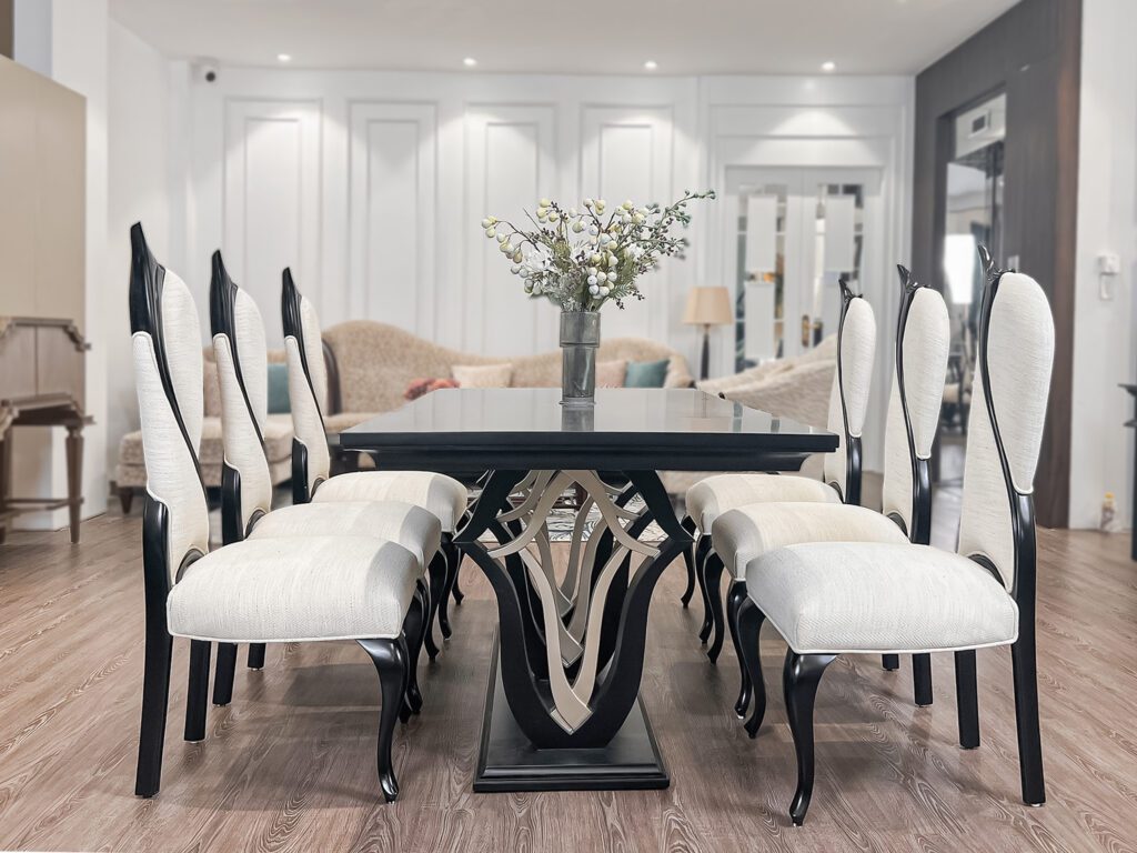 Bàn ăn Di Angelo sơn đen huyền, ghế bọc trắng tại showroom Mant