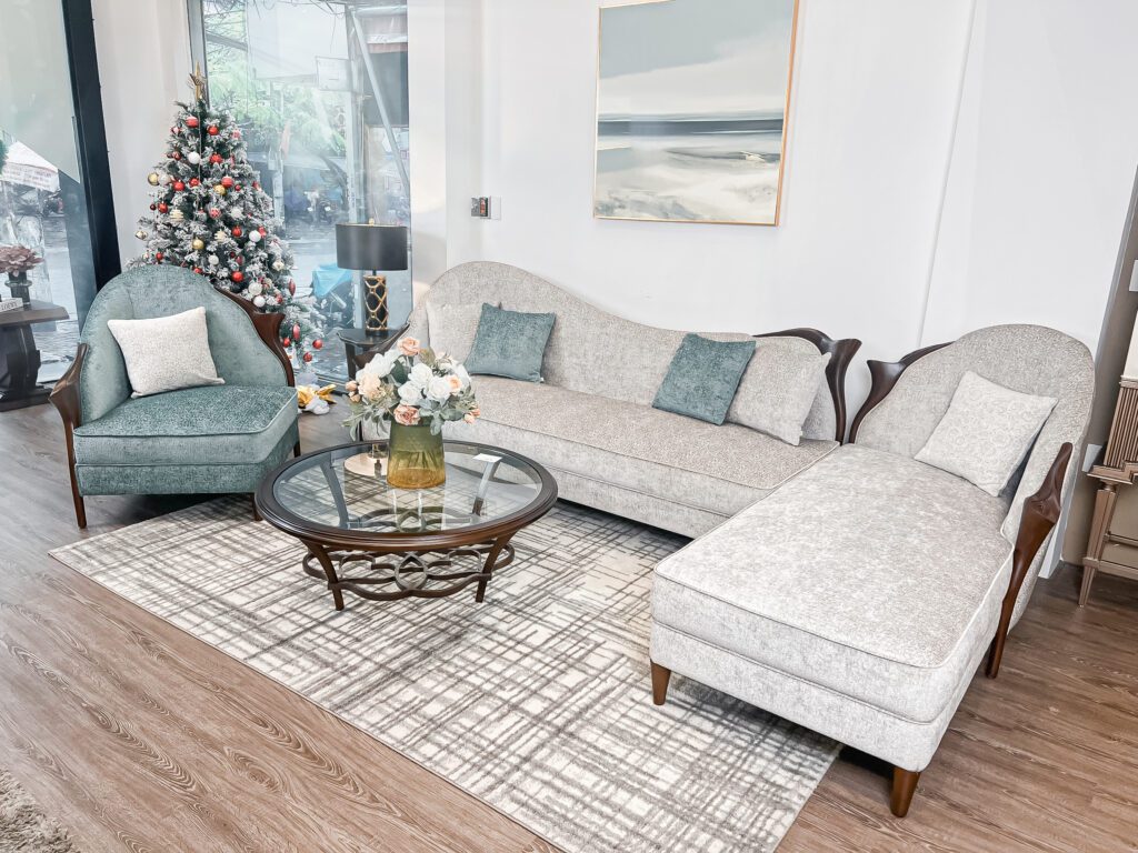 Sofa góc Di Angelo tân cổ điển bọc vải xám nhạt, armchair xanh và bàn trà kính tròn