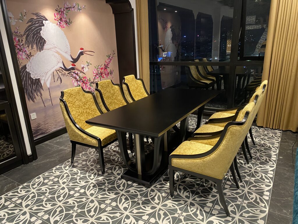 ghế ăn đẹp bọc nỉ màu vàng phong cách Indochine
