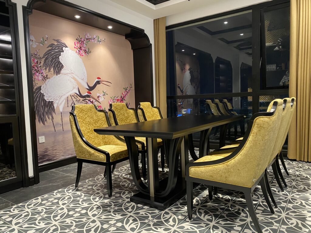 bộ bàn ghế ăn 6 ghế tông vàng phong cách indochine cho chung cư Hà Nội