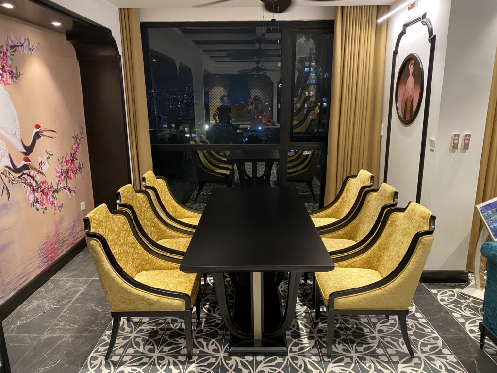 Bộ bàn ghế ăn tân cổ Indochine tông vàng bọc nỉ cho căn hộ Royal City Hà Nội